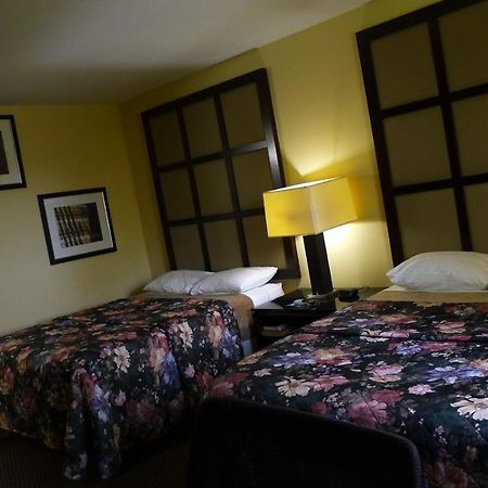 Relax Inn Watertown Exterior foto