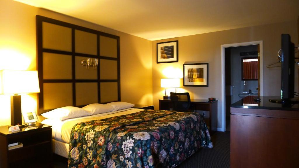Relax Inn Watertown Exterior foto