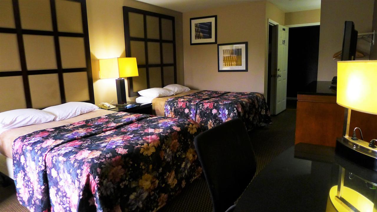 Relax Inn Watertown Exterior foto