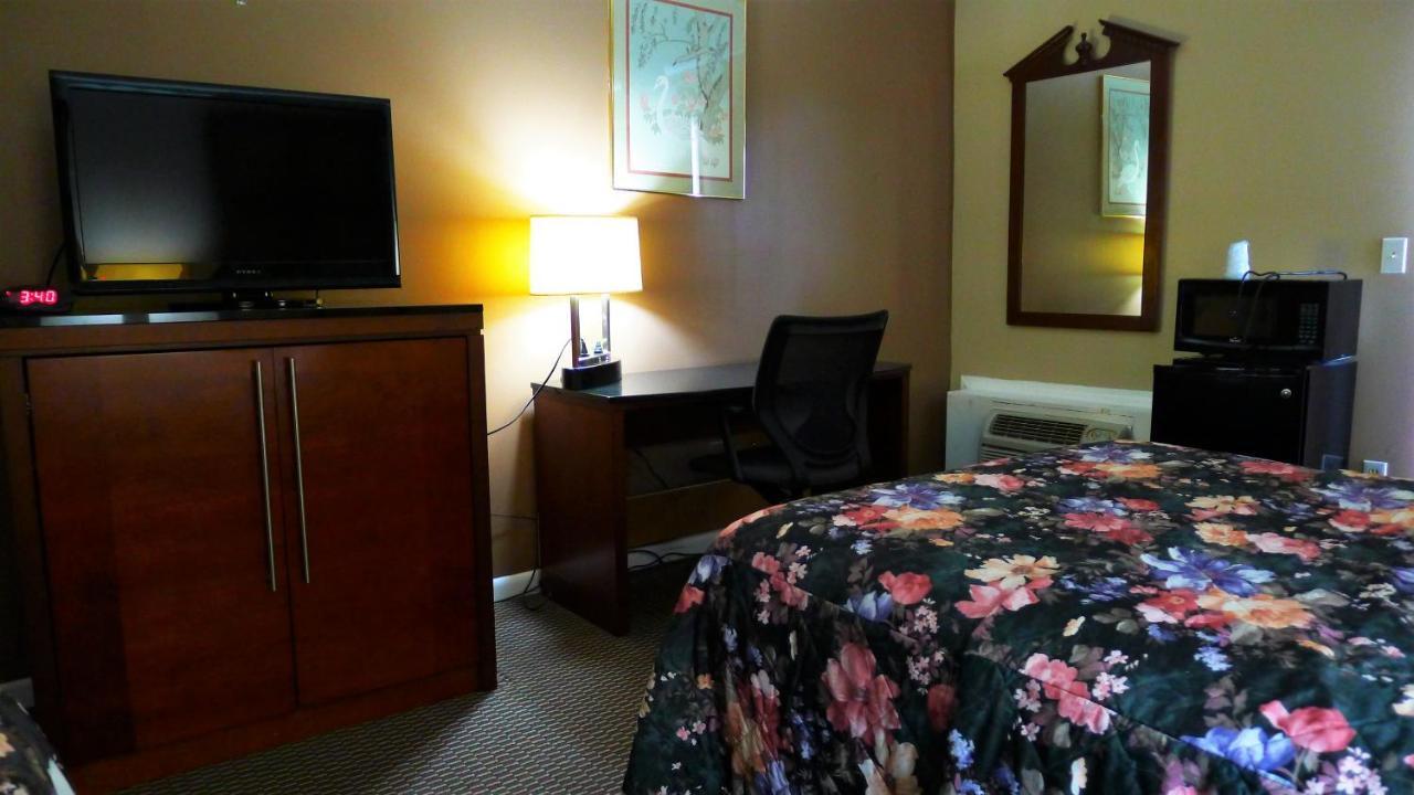 Relax Inn Watertown Exterior foto